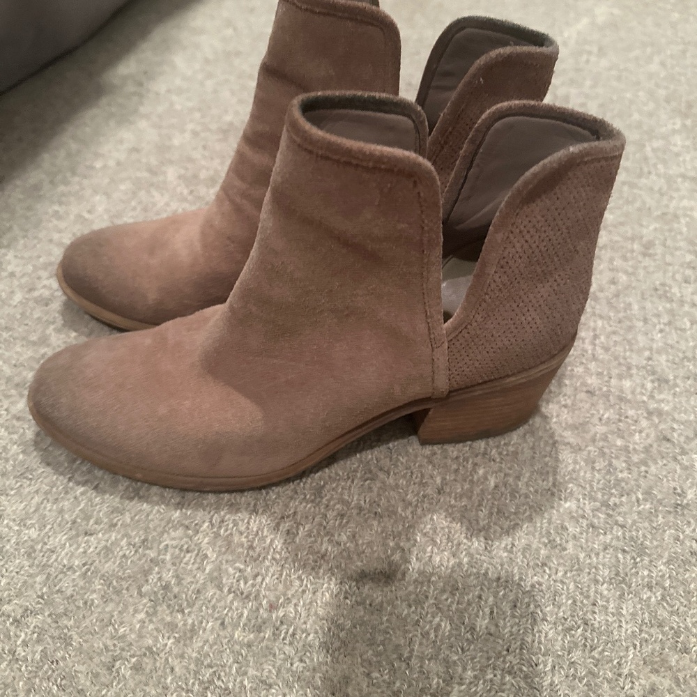 Hinge Bootie